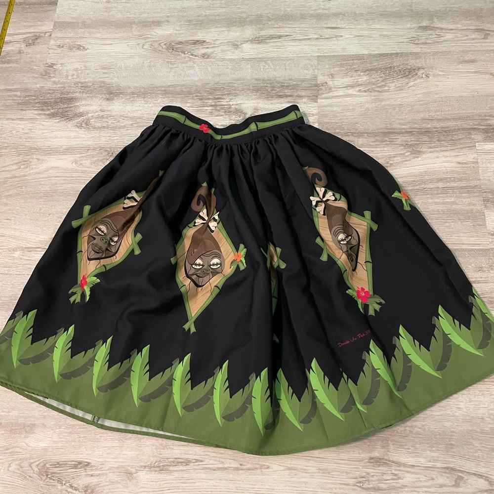 Deniable Von Fitch oblong Box Shop Shrunken Head Skirt Small